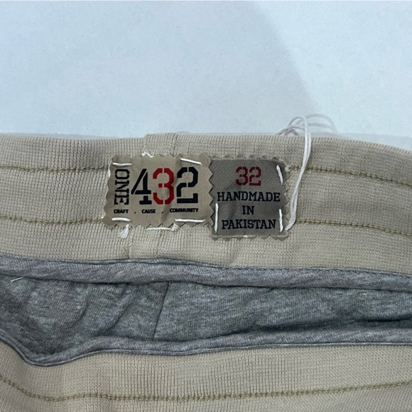 One432 shorts colors Beige, Black, Red, Grey, and White. Size 32 - Picture 4 of 8